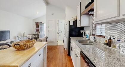 Charming guesthouse with full kitchen, private entrance & fenced patio