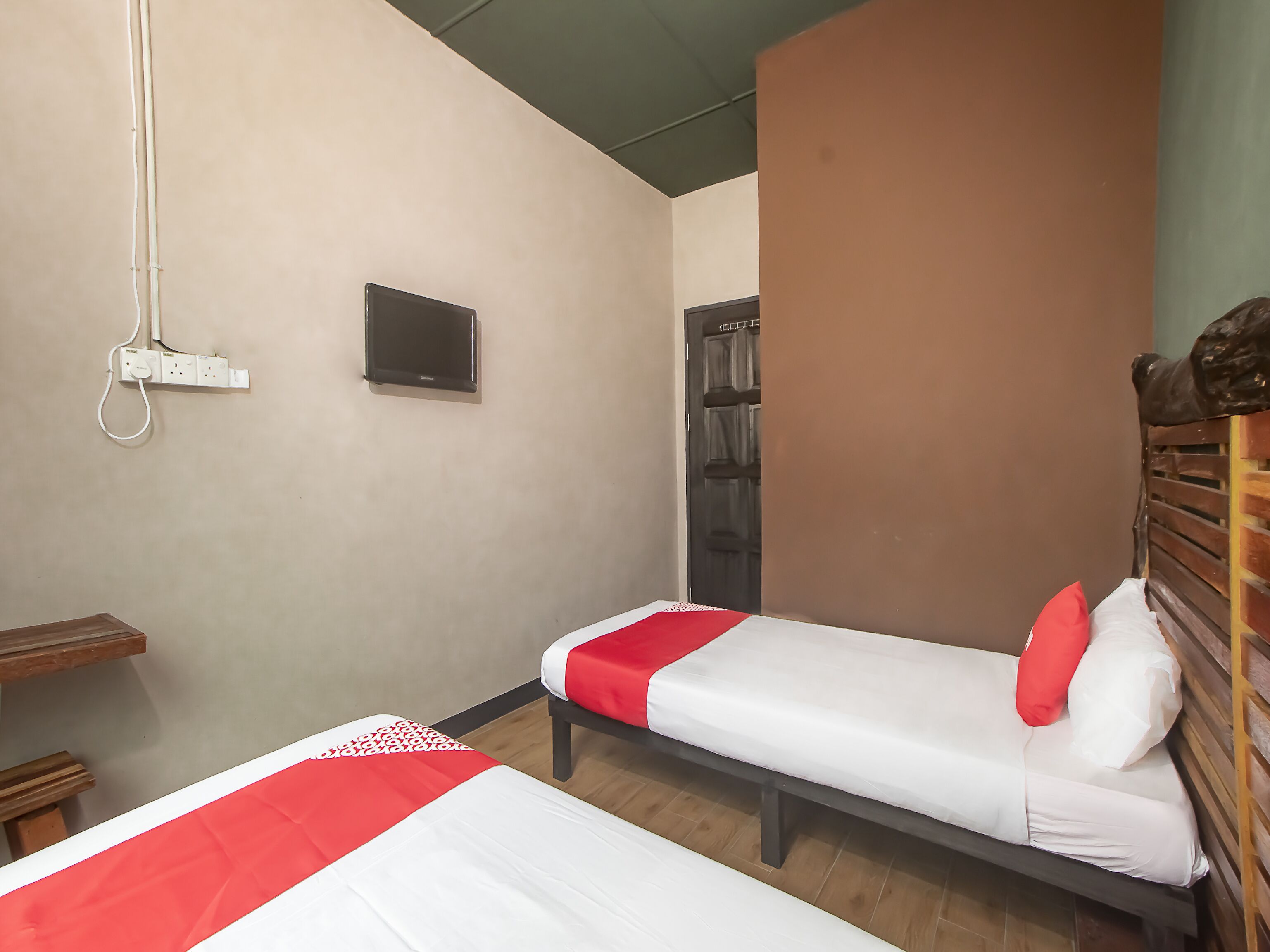 Free WiFi, bed sheets