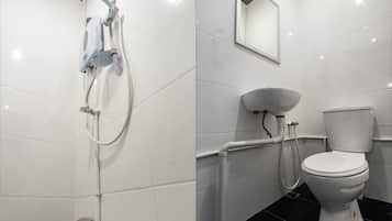 Douche, articles de toilette gratuits, bidet