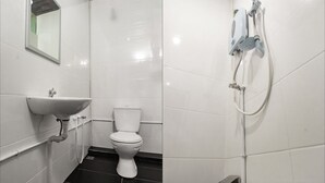 Shower, free toiletries, bidet - OYO 90094 Hi Inn 3 (Sibu)