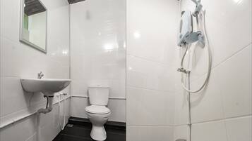 Shower, free toiletries, bidet