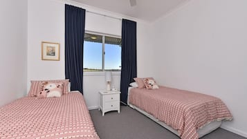3 bedrooms, iron/ironing board, internet