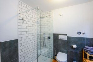 Shower, hair dryer, towels - Oberreute - Modern vacation apartment with panoramic views of the Allgäu (Oberreute)