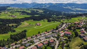 A rural village with houses, roads, and green fields. - Oberreute - Modern vacation apartment with panoramic views of the Allgäu (Oberreute)