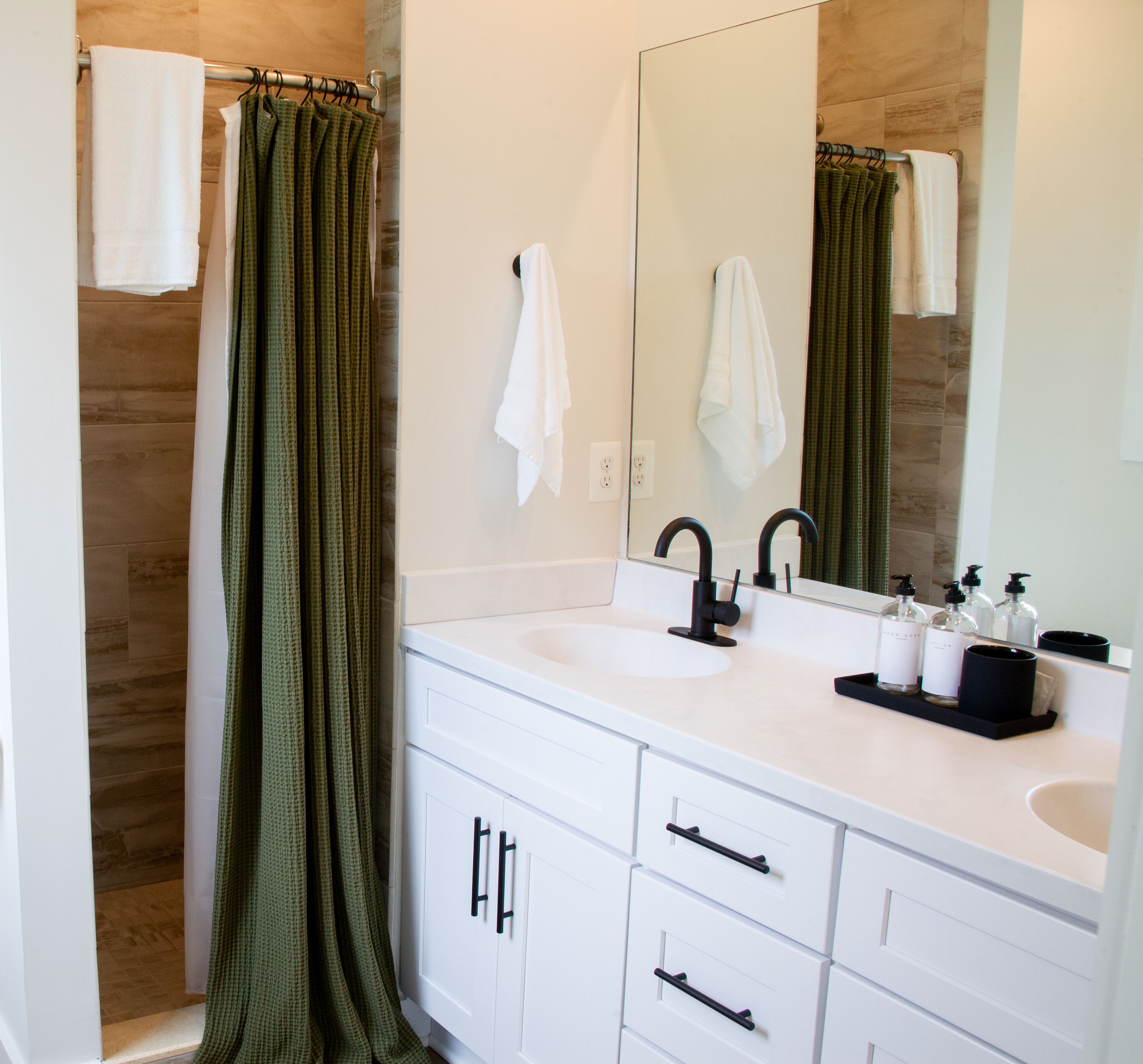 Combined shower/tub, hair dryer, towels
