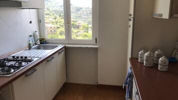 Kühlschrank, Ofen, Kochgeschirr/Geschirr/Besteck