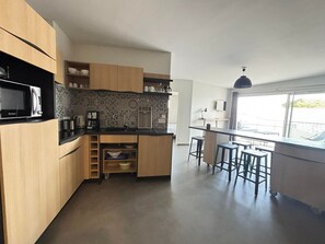 Kühlschrank, Mikrowelle, Herdplatte, Geschirrspüler