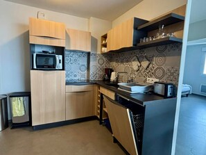 Fridge, microwave, stovetop, dishwasher