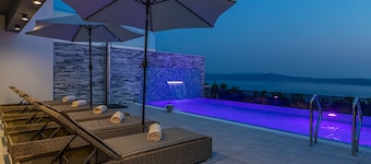 Villa Lorena mit Geheiztem Pool, Jacuzzi, Sauna und Meerblick