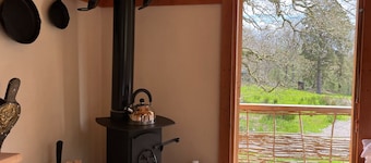 Cosy Woodland off Grid Shepherds Hut - Hazel