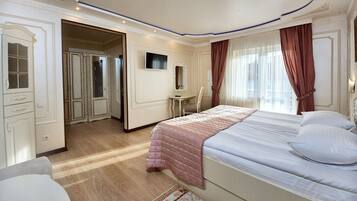 Deluxe Room | 1 bedroom, premium bedding, desk, laptop workspace