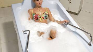 Sauna, tina de hidromasaje, baño de vapor y tratamientos corporales