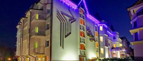 Fachada de la propiedad por la tarde o noche