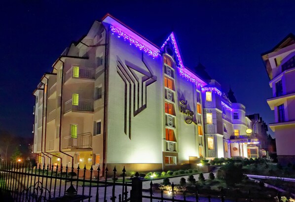 Front of property - evening/night - Victor Hotel Resort & Spa (Truskavets)