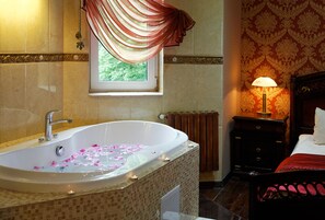Royal Suite | Private spa tub - Victor Hotel Resort & Spa (Truskavets)