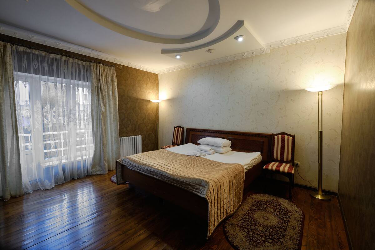1 habitación, ropa de cama de alta calidad y escritorio