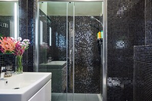 Shower, free toiletries, hair dryer, towels - Royal Route Residence Lesser Town (Prague)