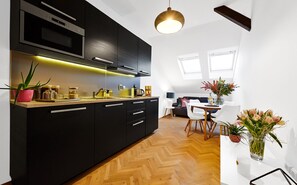 Réfrigérateur, micro-ondes, plaque de cuisson, lave-vaisselle