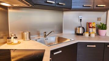 Fridge, microwave, stovetop, dishwasher
