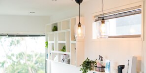 客房, 非吸煙房 (Ocean Window) | 起居區 | 43-吋平面電視、數位頻道、Netflix、串流服務