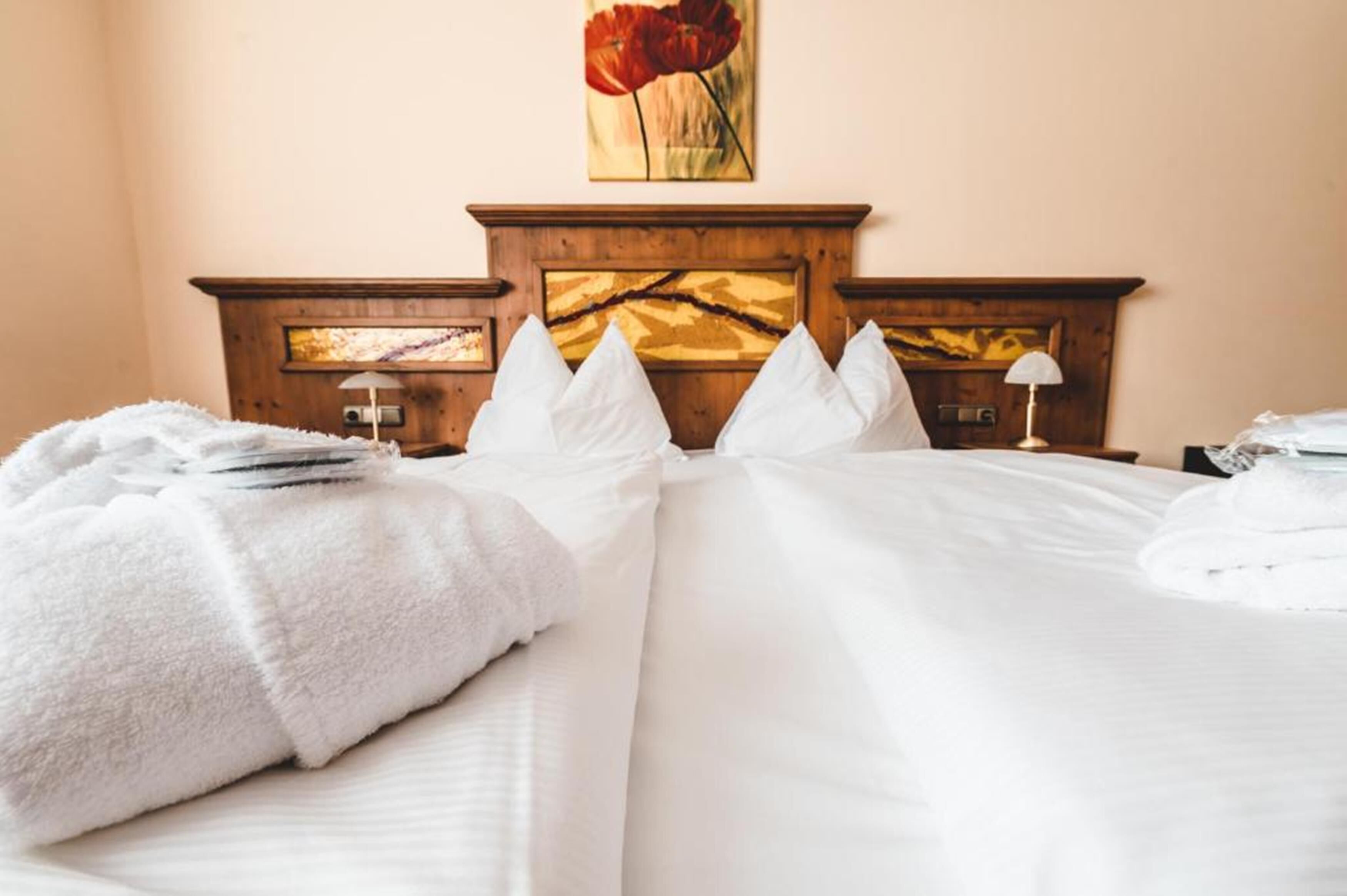 客房內保險箱、書桌、免費無線上網、床單