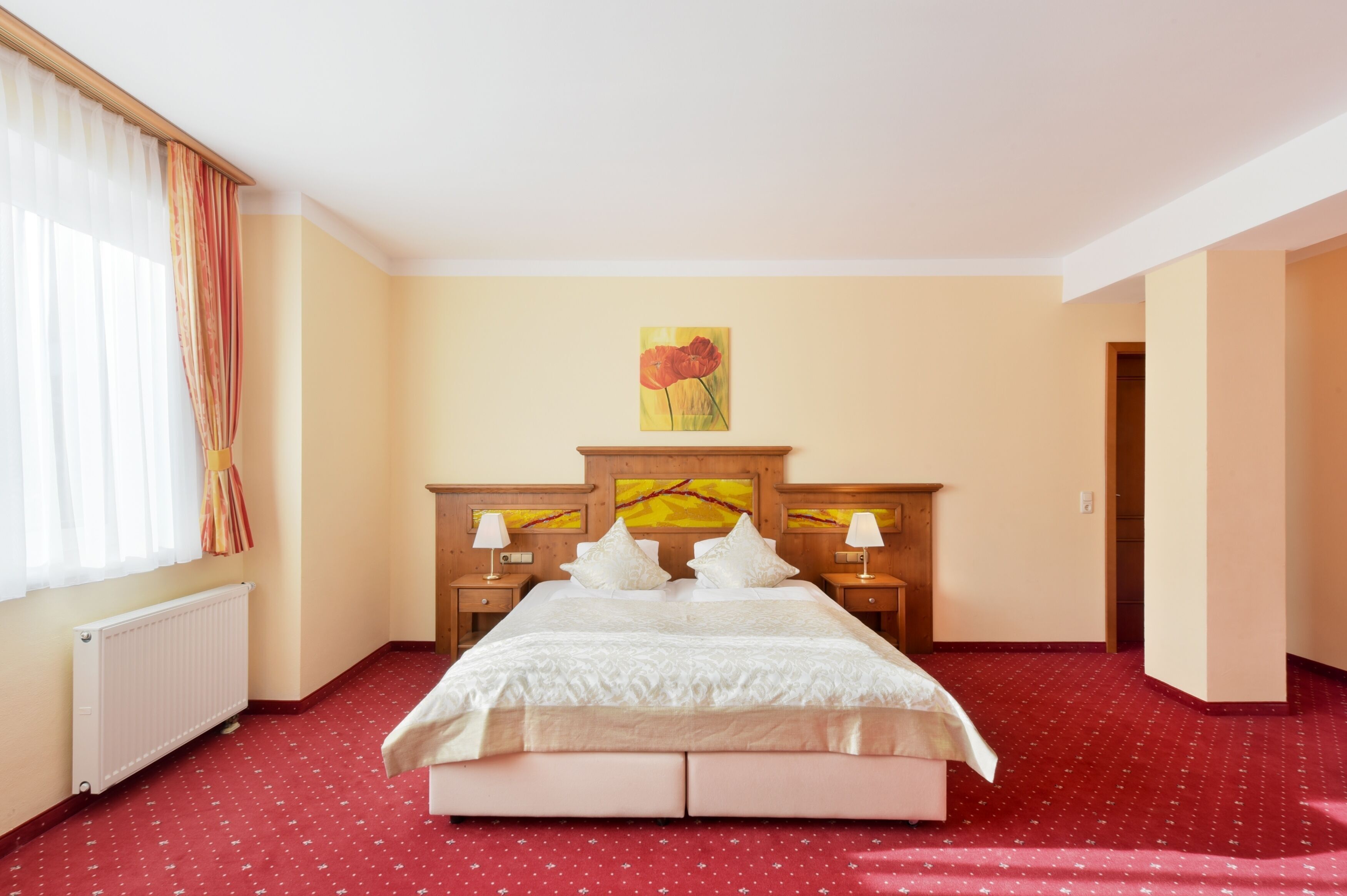 客房內保險箱、書桌、免費無線上網、床單