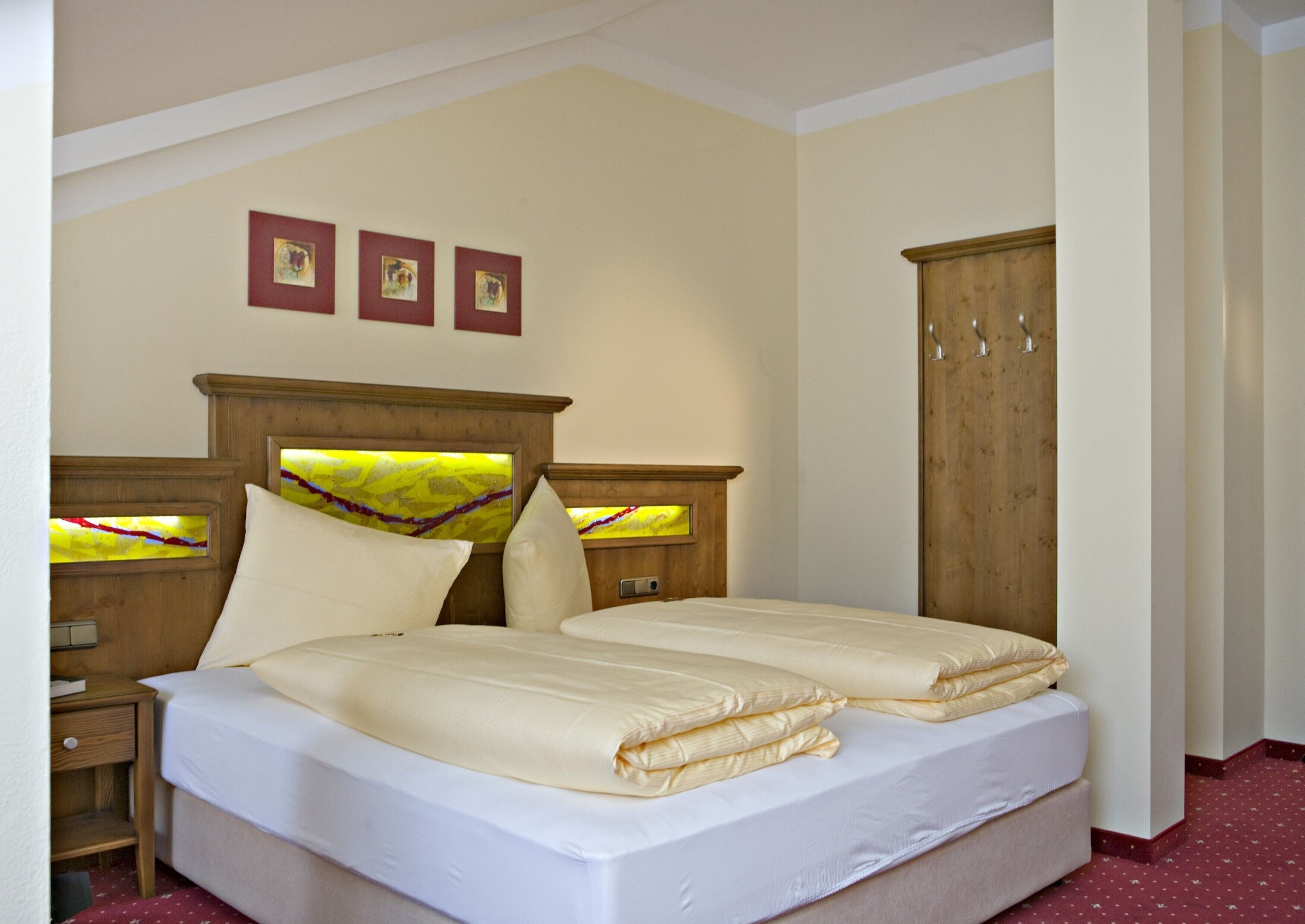 客房內保險箱、書桌、免費無線上網、床單