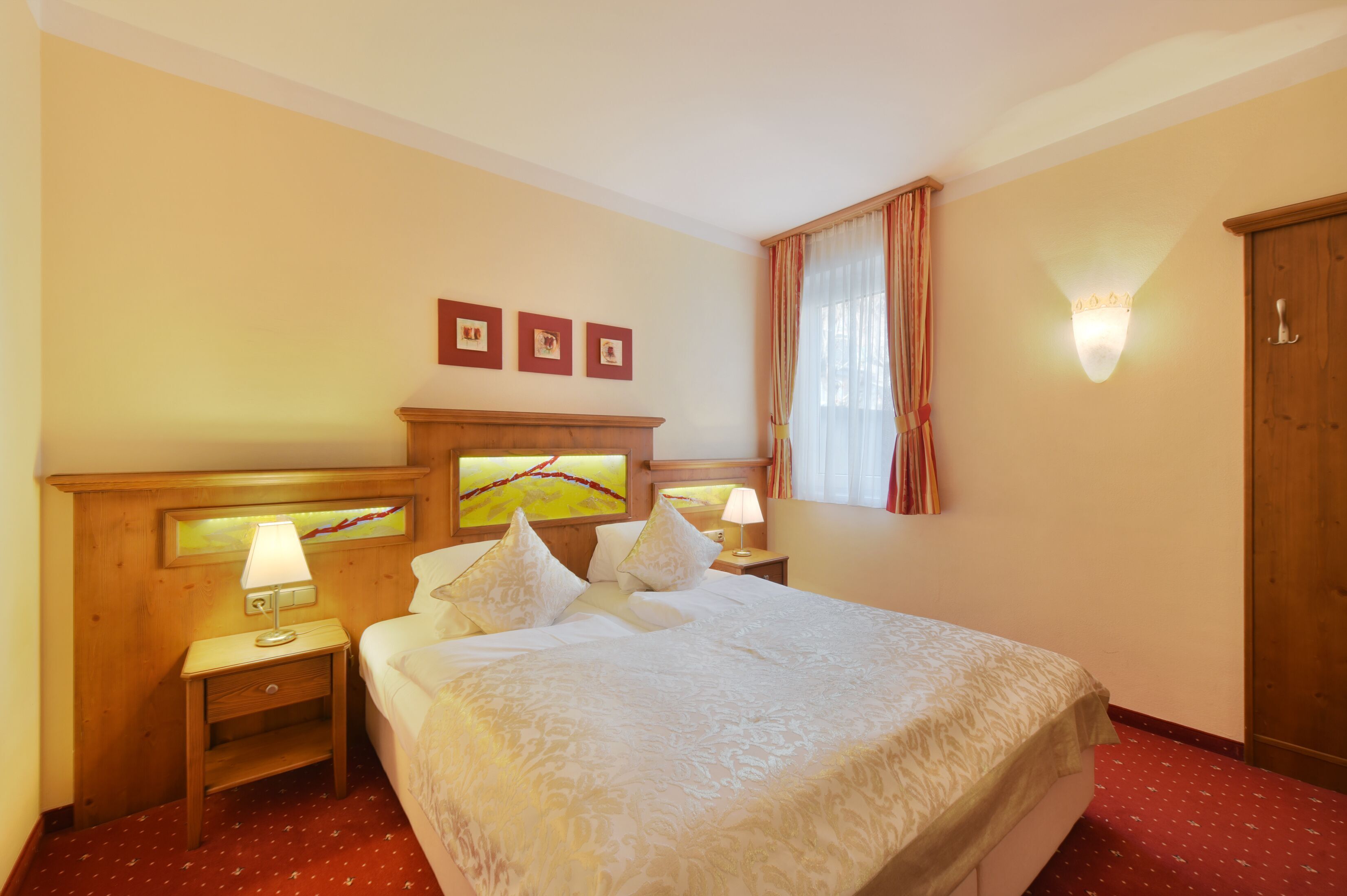 客房內保險箱、書桌、免費無線上網、床單