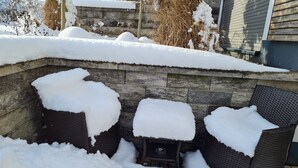 A stone wall with a built-in bench area covered in snow. - High Franconia apartment  (Oberkotzau)