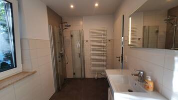 Douche, sĂšche-cheveux, serviettes fournies, savon