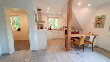 Kühlschrank, Mikrowelle, Herdplatte, Geschirrspüler