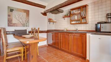 Kühlschrank, Mikrowelle, Herdplatte, Wasserkocher mit Kaffee-/Teezubehör