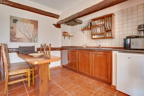 Køleskab, mikrobølgeovn, kogeplade, kaffe-/temaskine