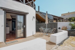 Outdoor dining - Charming Apartment "1" with Terrace, Community Pool & Wi-Fi (La Asomada)