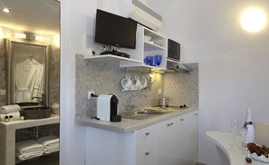 Kühlschrank, Ofen, Geschirrspüler, Wasserkocher mit Kaffee-/Teezubehör