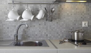 Réfrigérateur, four, lave-vaisselle, cafetière/bouilloire