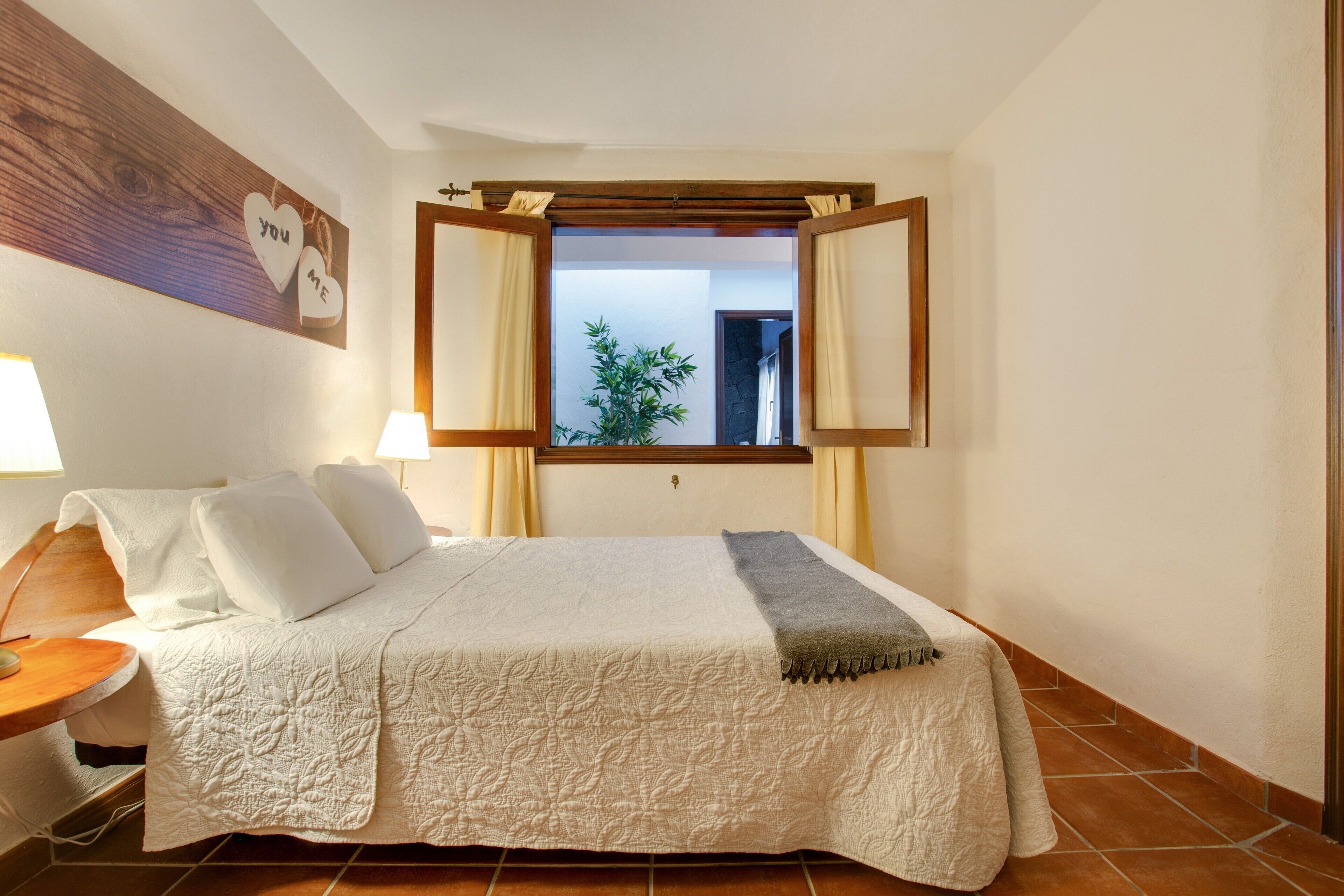 2 室のベッドルーム、アイロン / アイロン台、WiFi (無料)、ベッドシ  ーツ