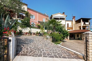 Property grounds - Apartments Elio, (16252), Vrsar, hr (Vrsar)