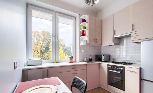 Economy-huoneisto | Yksityinen keittonurkkaus | Jääkaappi, uuni, liesi, kahvin-/teenkeitin