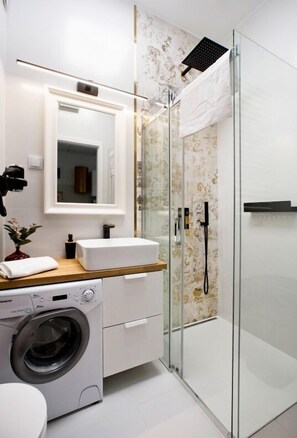 Economy Apartment | Bathroom | Shower, rainfall showerhead, hair dryer, towels
