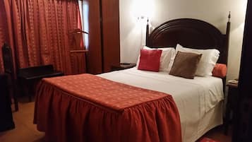 1 bedroom, hypo-allergenic bedding, desk, laptop workspace