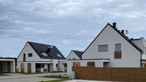 A swimming pool with a metal ladder, surrounded by a tiled deck. - Lilja Vacation Home: Large Garden, Fireplace, Stone Grill, Dog-Friendly, Outdoor Pool, Beach Package (Trzęsacz)