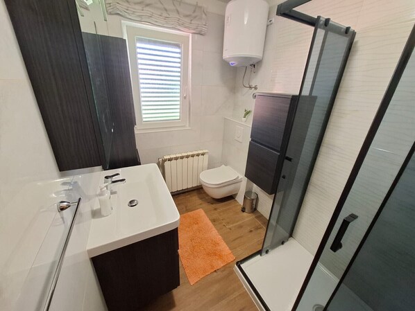 Bathtub, towels