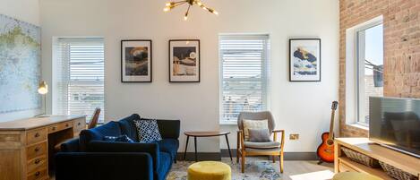 Penthouse Cao cấp | Khu phòng khách | Smart TV 32-inch có truyền hình cáp, TV, Netflix