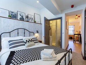 Comfort Apartment | Premium bedding, pillowtop beds, individually decorated