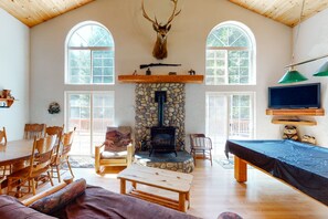 TV, fireplace - Dreamy mountain house w/large wood deck & private pool table - Dogs ok (Shaver Lake)