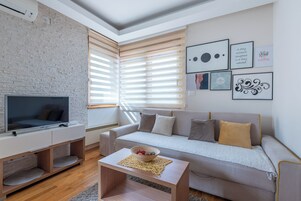 Apartamento Royal | Sala de estar | Televisión LCD de 32 pulgadas con canales por cable, una televisión