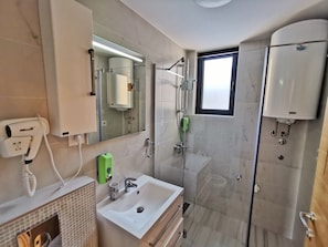 Superior Apartment | Bathroom | Shower, free toiletries, hair dryer, slippers - Egoiste Guesthouse Zlatibor Center (Zlatibor)
