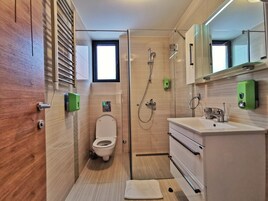 Apartamento superior | Baño | Ducha, artículos de higiene personal gratuitos y secador de pelo