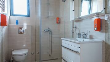 Royal Apartment | Bathroom | Shower, free toiletries, hair dryer, slippers